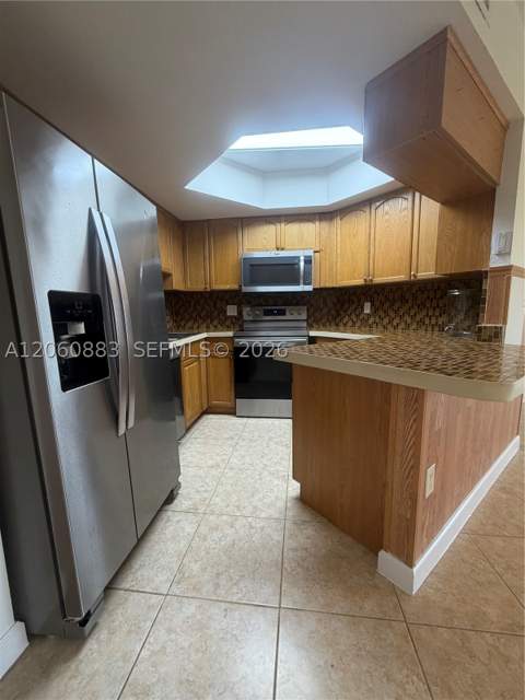 8205 Lake Dr 306, Doral FL - photo 8 of 37