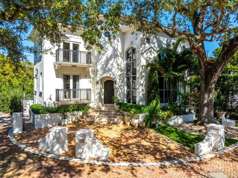 5 bedroom SingleFamilyResidence at 2765 Brickell Court, Villas De Vizcaya, Miami — photo 2