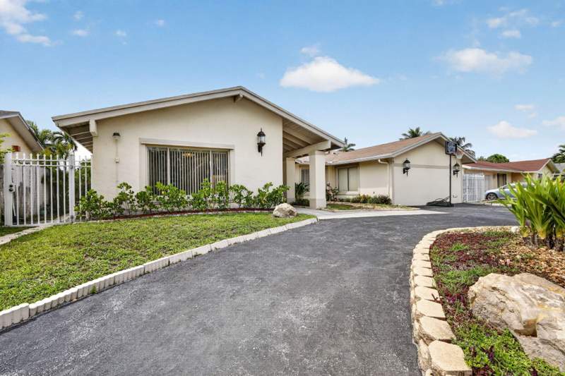 4 bedroom SingleFamilyResidence at 910 NE 205th Street, Sky Lake Homes, Miami — photo 2