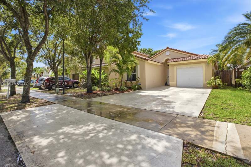 3 bedroom SingleFamilyResidence at 2065 SE 14th St, Shores At Keys Gate, Homestead — photo 2