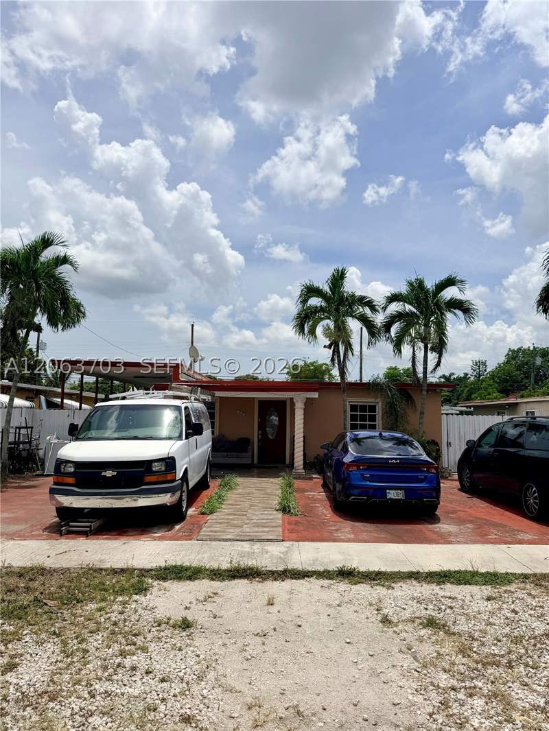 7 bedroom SingleFamilyResidence at 142 E 45th St, Sub Of Pb 7-113, Hialeah — photo 2
