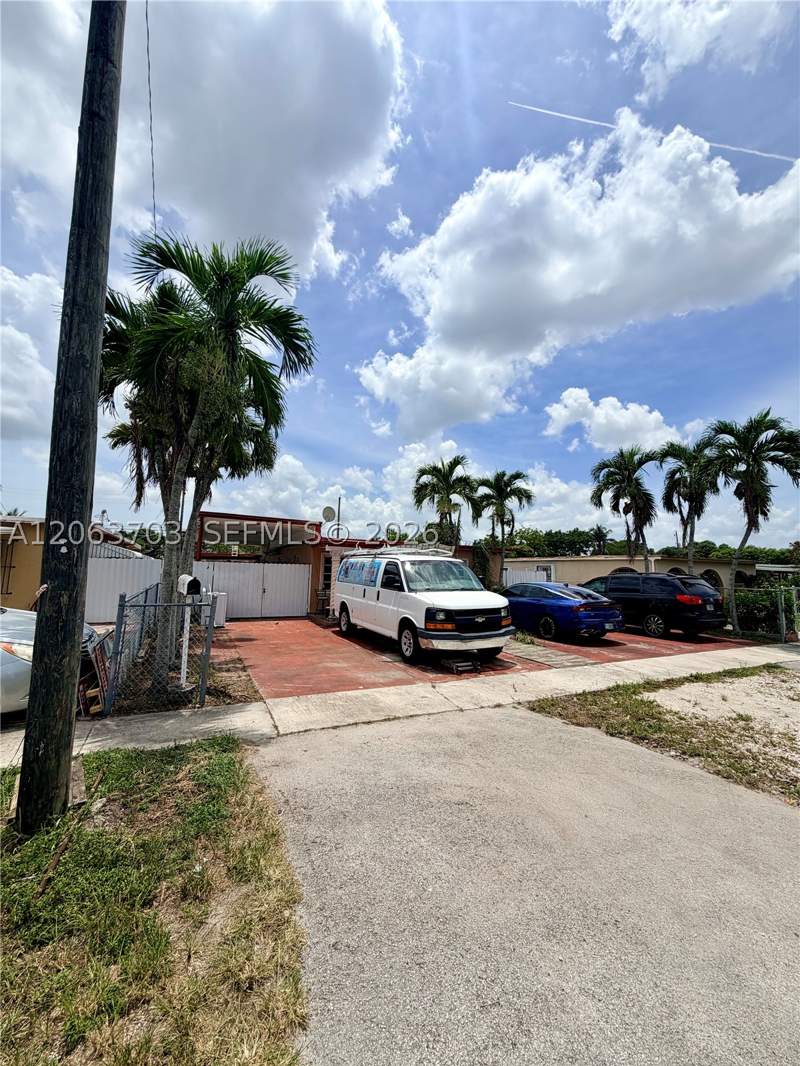 7 bedroom SingleFamilyResidence at 142 E 45th St, Sub Of Pb 7-113, Hialeah — photo 3