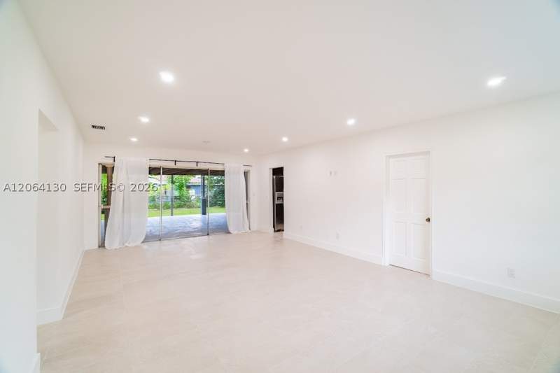 3 bedroom SingleFamilyResidence at 320 NE 160th St, Fulford Highlands Second, Miami — photo 3