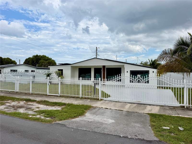 5 bedroom SingleFamilyResidence at 2310 NW 208th St, LAKE LUCERNE SEC 1, Miami Gardens — photo 2