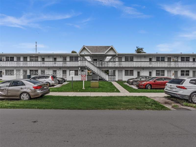 1 bedroom Condominium at 15 NW 204th St 30, Ro-Mont Gardens Andover C, Miami Gardens — photo 2