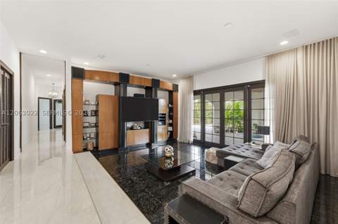 8215 Grand Canal Dr, Miami FL - photo 9 of 40