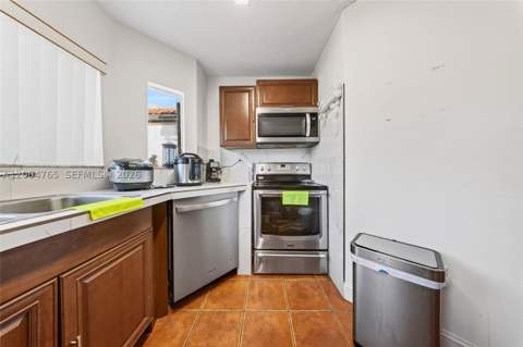 14137 SW 164th Ter, Miami FL - photo 15 of 35