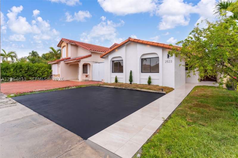 3 bedroom SingleFamilyResidence at 2523 W 65th St, El Prado By The Lake, Hialeah — photo 2