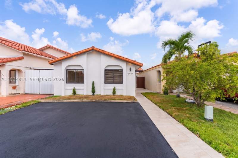 3 bedroom SingleFamilyResidence at 2523 W 65th St, El Prado By The Lake, Hialeah — photo 3