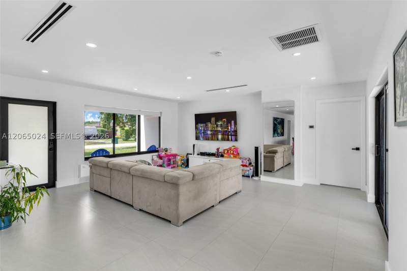 3 bedroom SingleFamilyResidence at 11243 SW 174th Ter, Green Hills Sec 6, Miami — photo 5
