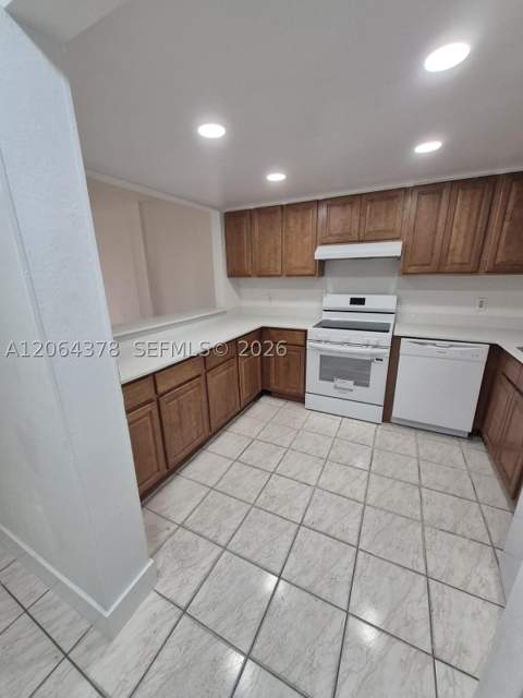 1750 W 46th St 331, Hialeah FL - photo 7 of 9