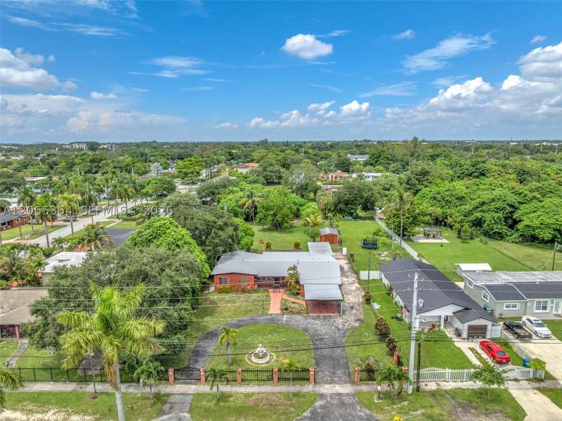 5 bedroom SingleFamilyResidence at 17520 NW 17th Ave, Sunny Isles Inland, Miami Gardens — photo 2