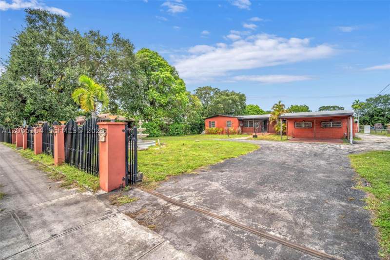 5 bedroom SingleFamilyResidence at 17520 NW 17th Ave, Sunny Isles Inland, Miami Gardens — photo 4
