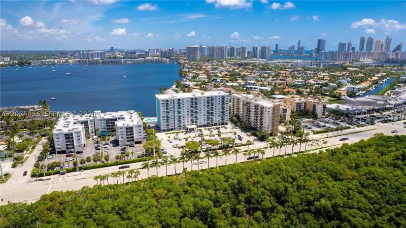 2 bedroom Condominium at 2841 NE 163rd St 1002, Stratford House Condo, North Miami Beach — photo 4