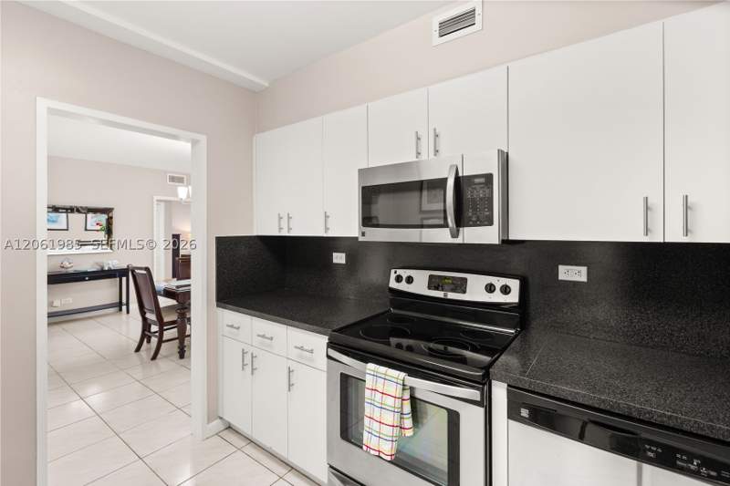 2 bedroom Condominium at 5601 Collins Ave 1216, The Pavilion Condo, Miami Beach — photo 3