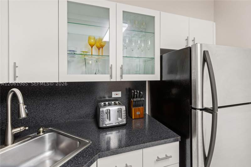 2 bedroom Condominium at 5601 Collins Ave 1216, The Pavilion Condo, Miami Beach — photo 4