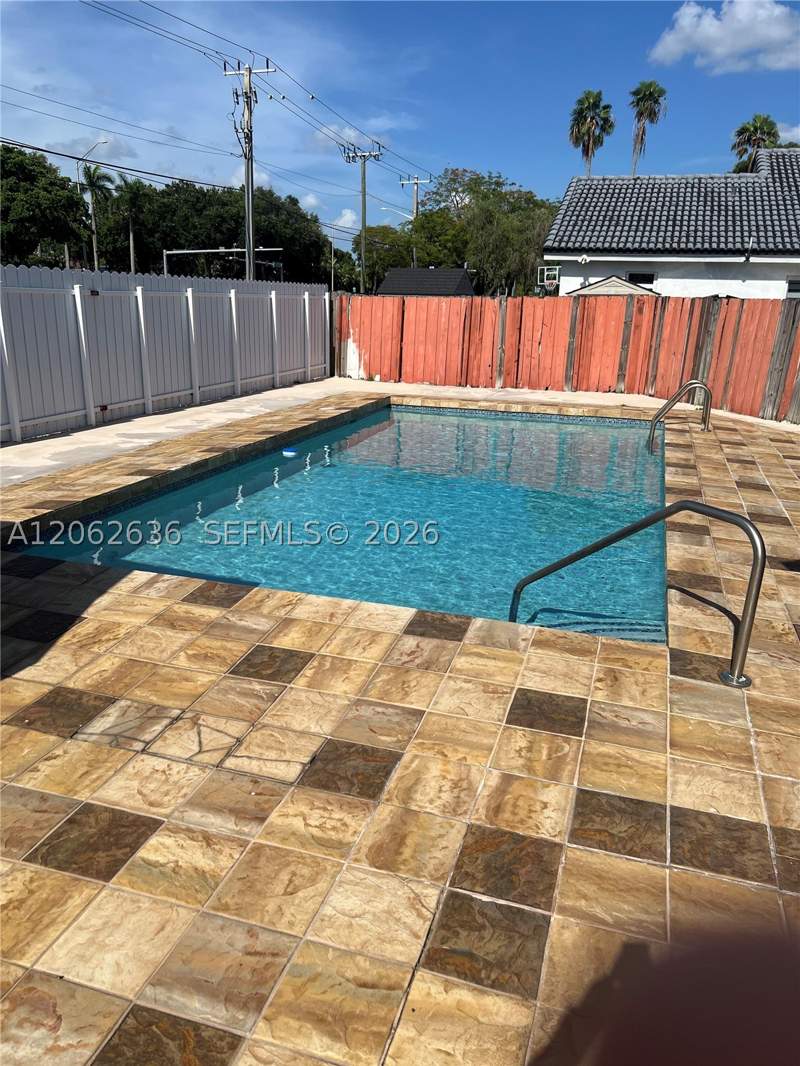 3 bedroom SingleFamilyResidence at 15253 SW 56th Ter, Westwind Lakes Sec 4, Miami — photo 2