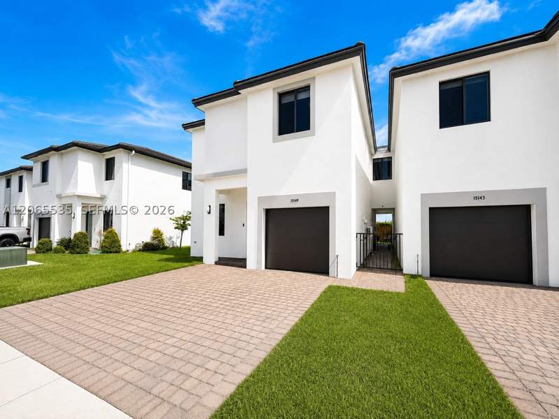 4 bedroom SingleFamilyResidence at 15749 SW 136th Ter, Century Gardens South, Miami — photo 2