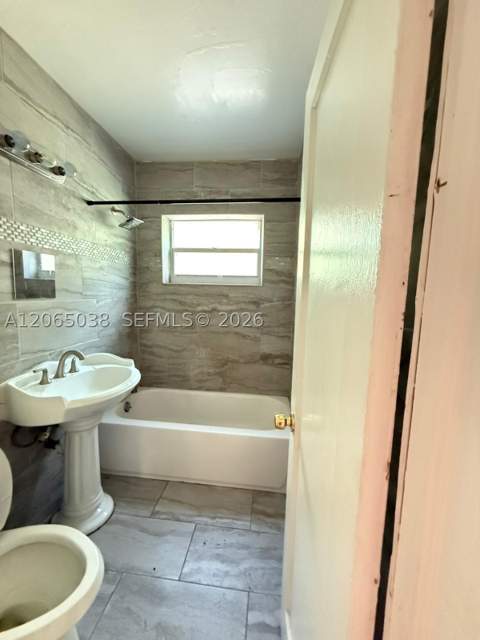 951 NE 157th Ter, North Miami Beach FL - photo 7 of 12