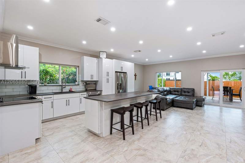 3 bedroom SingleFamilyResidence at 15717 SW 138th Ter, Milon Venture, Miami — photo 3