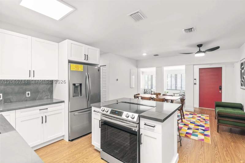 3 bedroom SingleFamilyResidence at 1121 NW 57th St, Lin Heights, Miami — photo 4