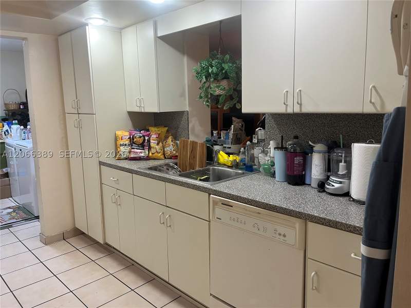 3 bedroom SingleFamilyResidence at 10121 SW 34th St, Park West Heights, Miami — photo 5