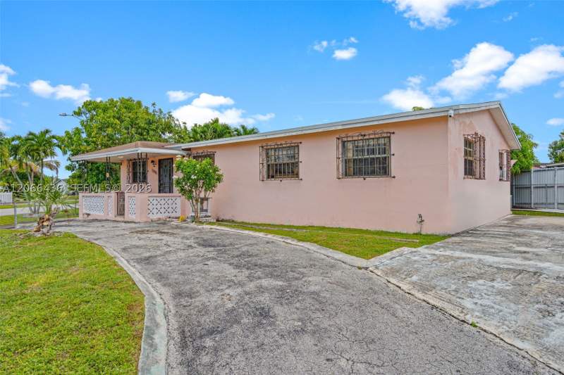 4 bedroom SingleFamilyResidence at 11985 SW 181st Ter, South Miami Hgts Add B, Miami — photo 3