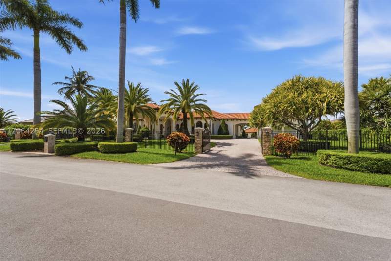 5 bedroom SingleFamilyResidence at 10181 NW 131st St, Florida Fruit Land Compan, Hialeah Gardens — photo 2