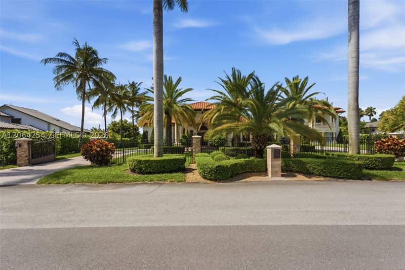 5 bedroom SingleFamilyResidence at 10181 NW 131st St, Florida Fruit Land Compan, Hialeah Gardens — photo 3