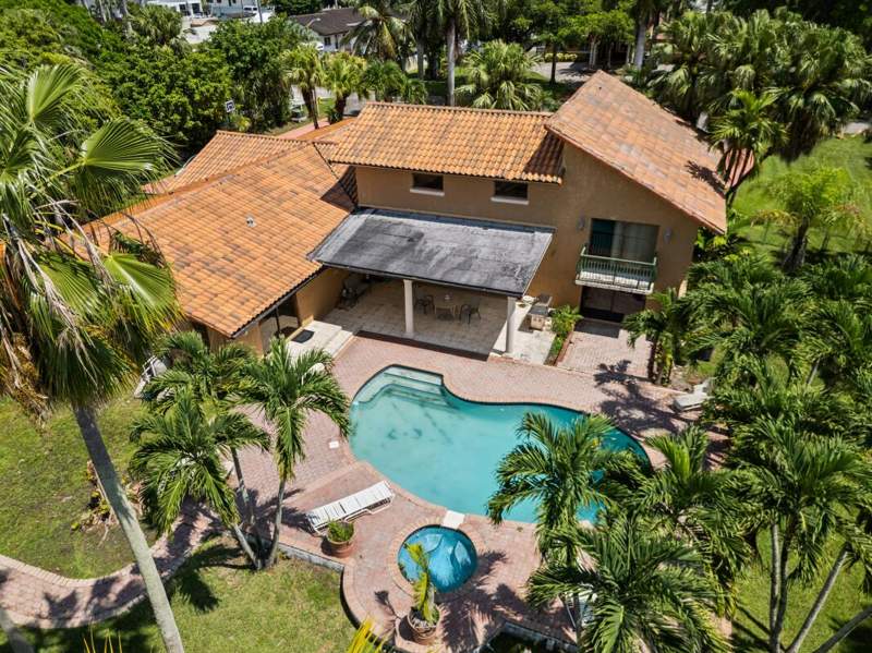 4 bedroom SingleFamilyResidence at 10010 NW 135th Street, Florida Fruit Land Compan, Hialeah Gardens — photo 4