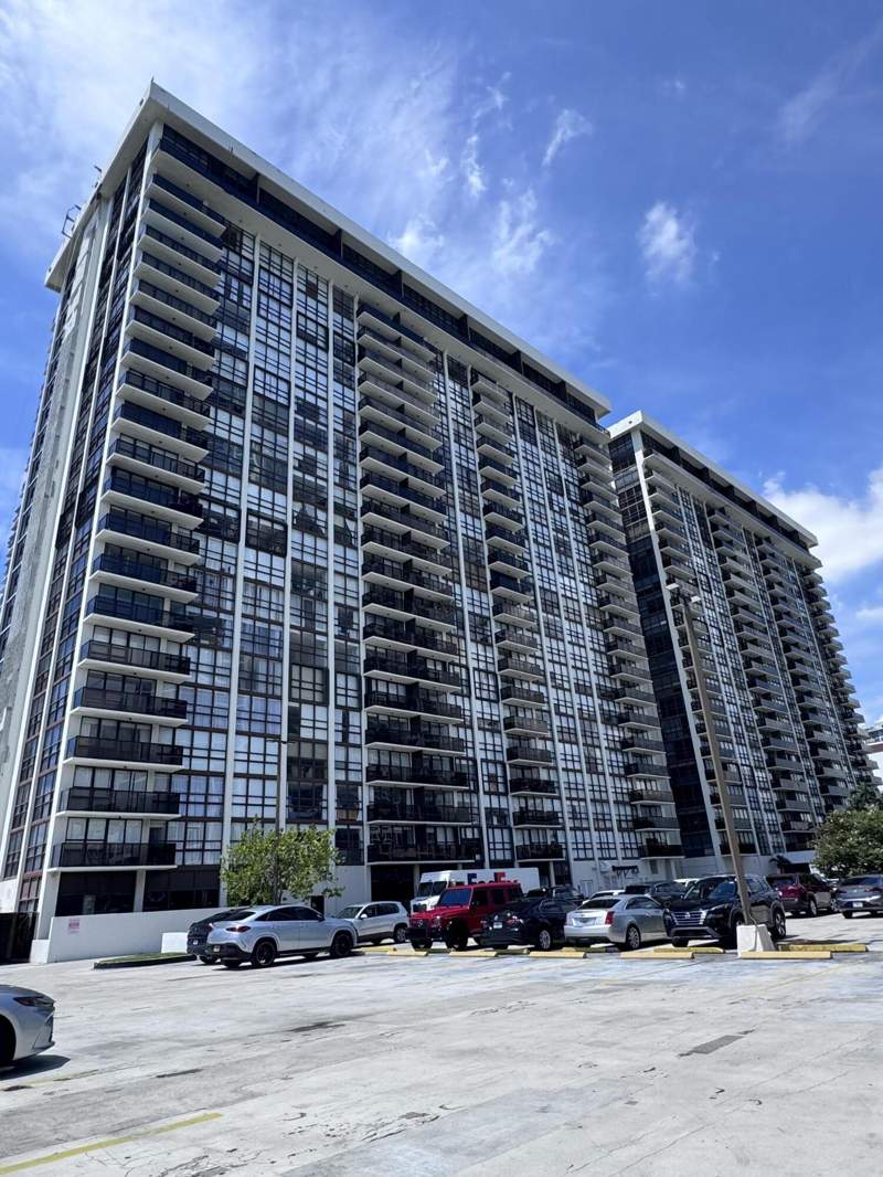 1 bedroom Condominium at 600 NE 36th Street 1112, Charter Club Condo, Miami — photo 2