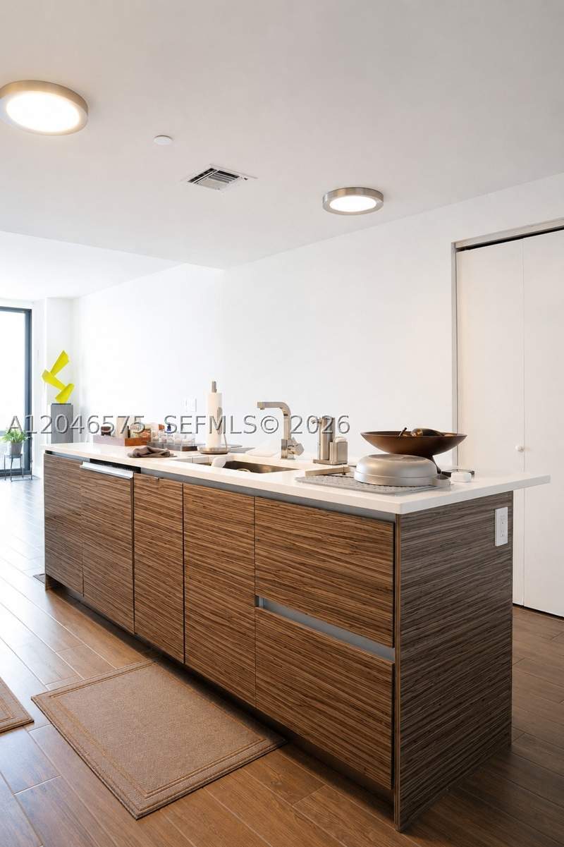 1 bedroom StockCooperative at 460 NE 28th St 802, Icon Bay Condo, Miami — photo 3