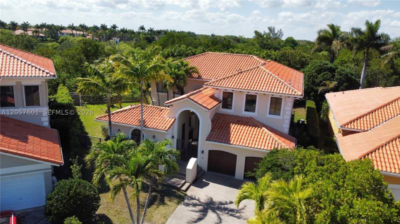 5 bedroom SingleFamilyResidence at 18704 SW 76th Ct, Cutler Cay, Cutler Bay — photo 2