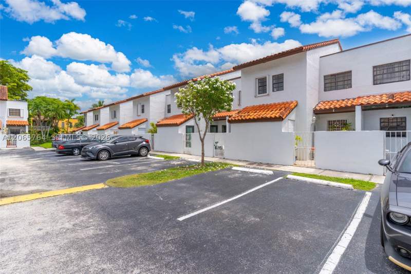 2 bedroom Townhouse at 6231 SW 138th Ct, Golden Homes Sub, Miami — photo 2