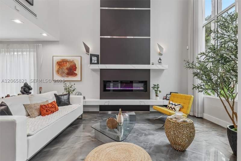 4 bedroom SingleFamilyResidence at 16581 NW 84th Ave, 5th Addn To Royal Oaks, Miami Lakes — photo 2