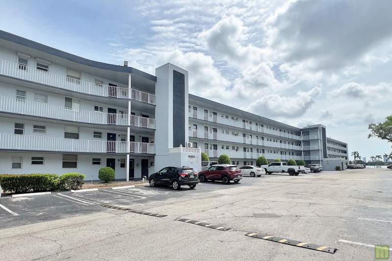 1 bedroom Condominium at 443 NE 195th Street 140, Royal Oaks Condo, Miami — photo 4