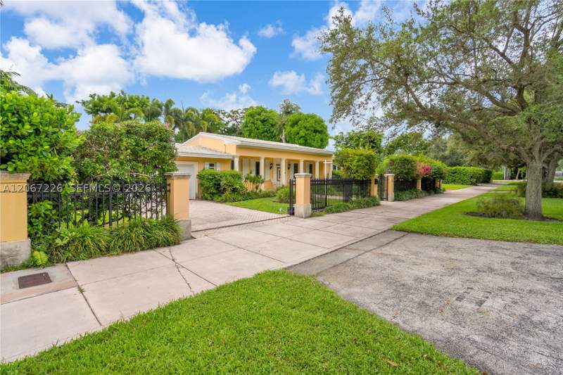 4 bedroom SingleFamilyResidence at 6605 Maynada St, Coral Gables Riviera Sec, Coral Gables — photo 3