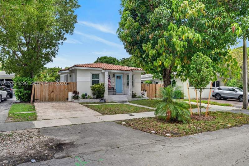 2 bedroom SingleFamilyResidence at 3780 SW 27th Ter, Douglas Manor, Miami — photo 2