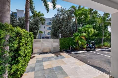 1045 10th Street 301, Miami Beach FL - photo 8 of 44