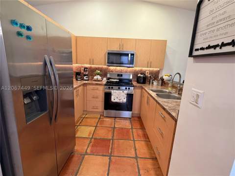 6641 NW 174th Ter, Hialeah FL - photo 11 of 32