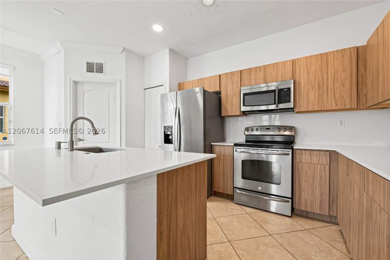4 bedroom Townhouse at 8666 NW 109th Ct 8666, Islands At Doral Townhome, Doral — photo 5