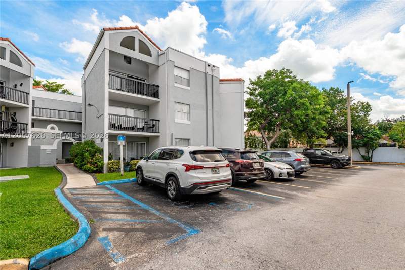 2 bedroom Condominium at 6272 NW 186th St 106, Mediterranean Villas Cond, Miami — photo 2