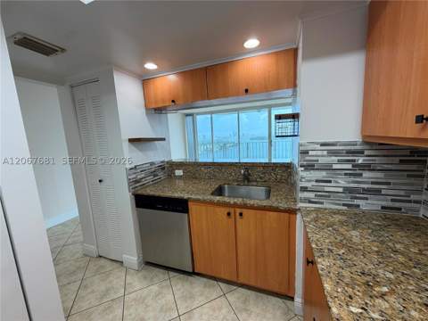7601 E Treasure Dr 2007, North Bay Village FL - photo 15 of 20