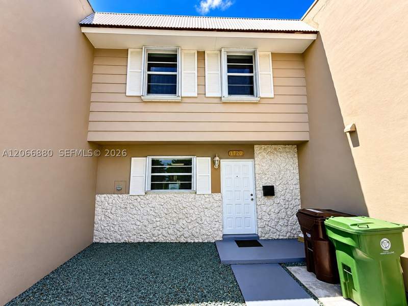 2 bedroom Townhouse at 1720 W 75th St, Flamingo Lake, Hialeah — photo 2