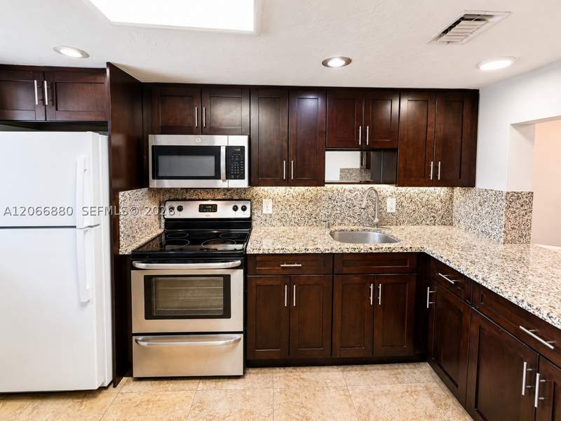 2 bedroom Townhouse at 1720 W 75th St, Flamingo Lake, Hialeah — photo 3