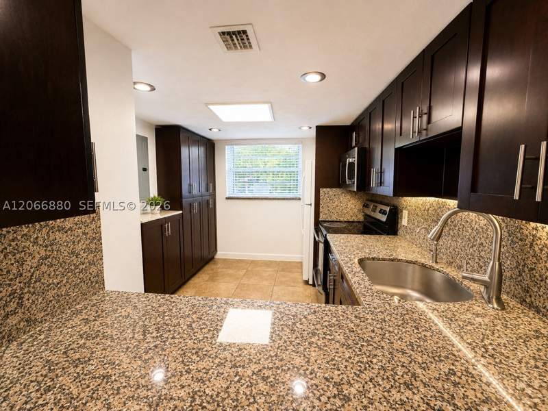 2 bedroom Townhouse at 1720 W 75th St, Flamingo Lake, Hialeah — photo 5