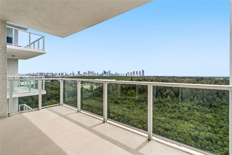 2 bedroom Condominium at 14951 Royal Oaks Ln 1604, The Oaks I Condo, North Miami — photo 2