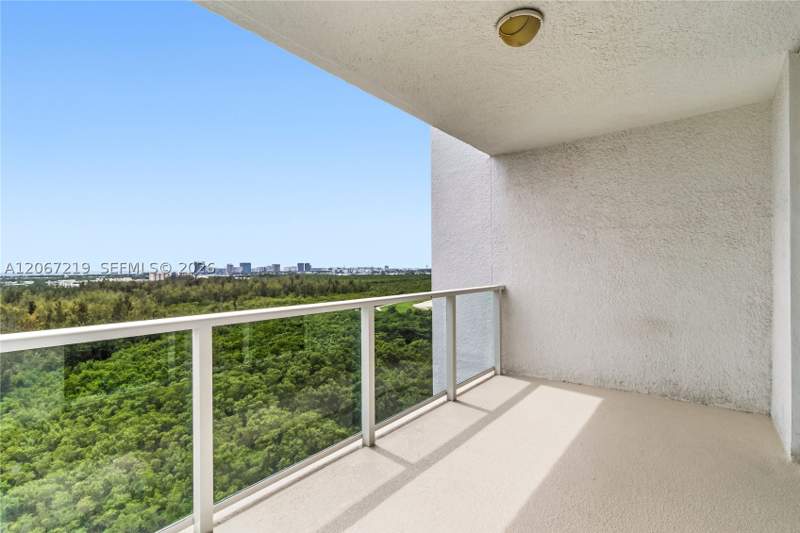 2 bedroom Condominium at 14951 Royal Oaks Ln 1604, The Oaks I Condo, North Miami — photo 3