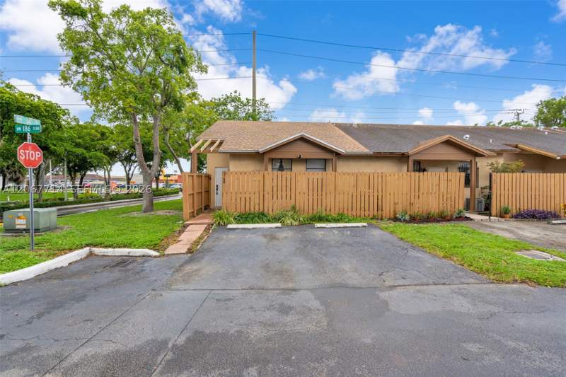 3 bedroom Villa at 6760 NW 186th Ter, Country Lake Manors Townh, Hialeah — photo 2