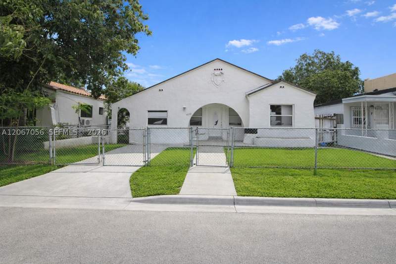 2 bedroom SingleFamilyResidence at 915 SW 9th Ct, Renno Sub, Miami — photo 2